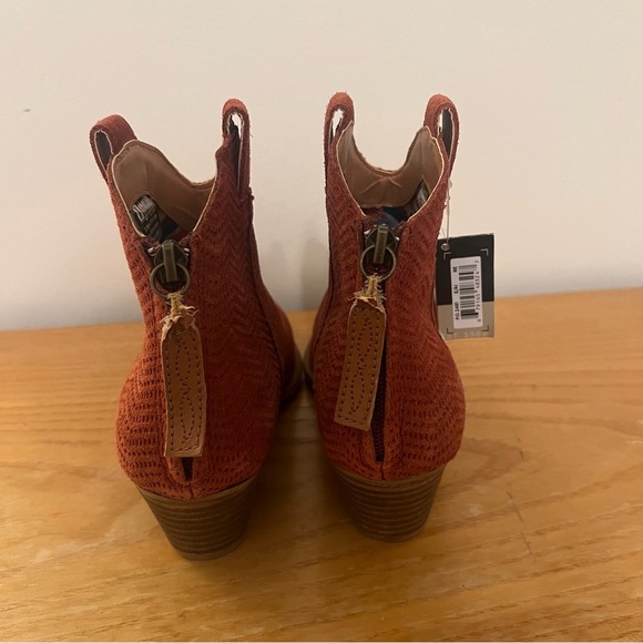 {Dingo} Kuster Suede Pointed Toe Cowboy Ankle Boots - Picture 4 of 9